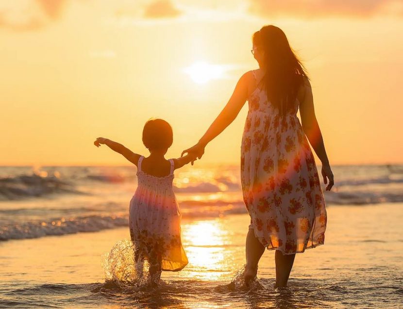 mere et fille face à la mer et l'air