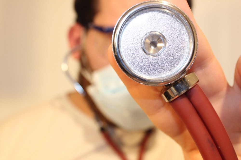 Médecin en consultation avec son stéthoscope