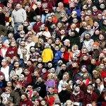 Foule avec les visages masqués