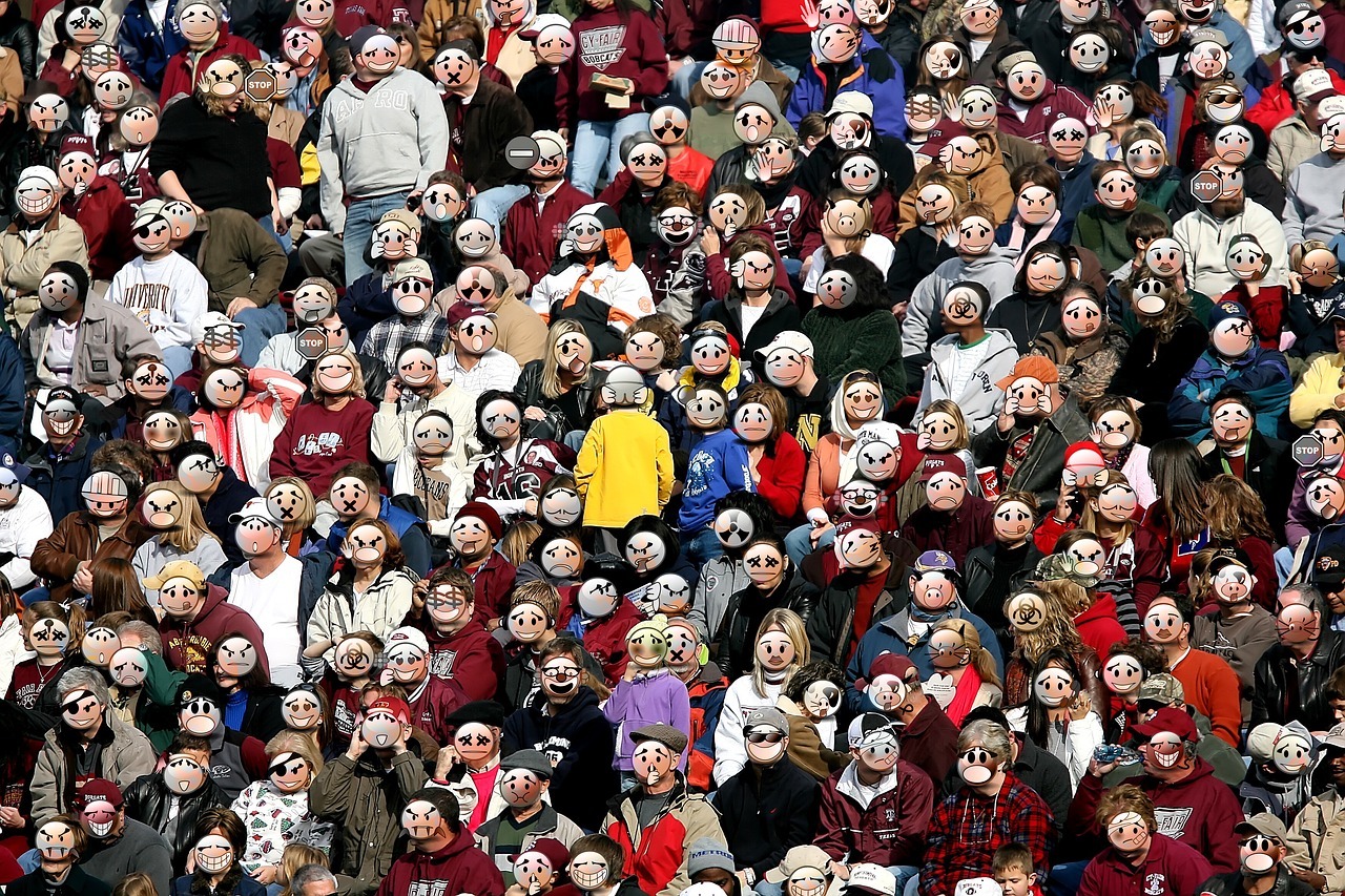 Foule avec les visages masqués