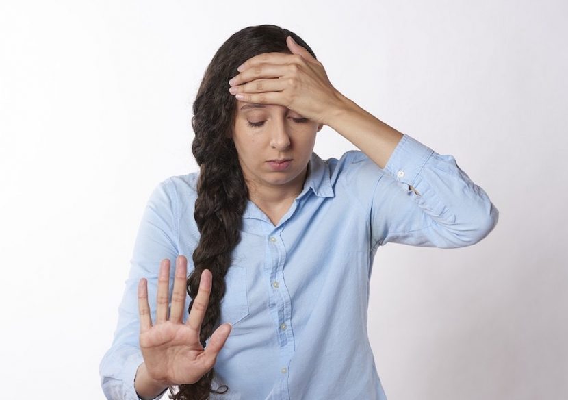 Jeune femme se plaignant de maux de tête